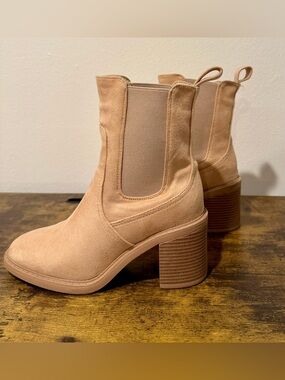 Women’s Chelsea Block Heel Suede Bootie in Beige